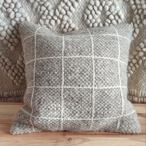 Handwoven Gray Wool Throw pillow. Created from authentic ukrainian carpathian wool. 100% sheeps wool scandy style. Grey cushion zdjęcie 2