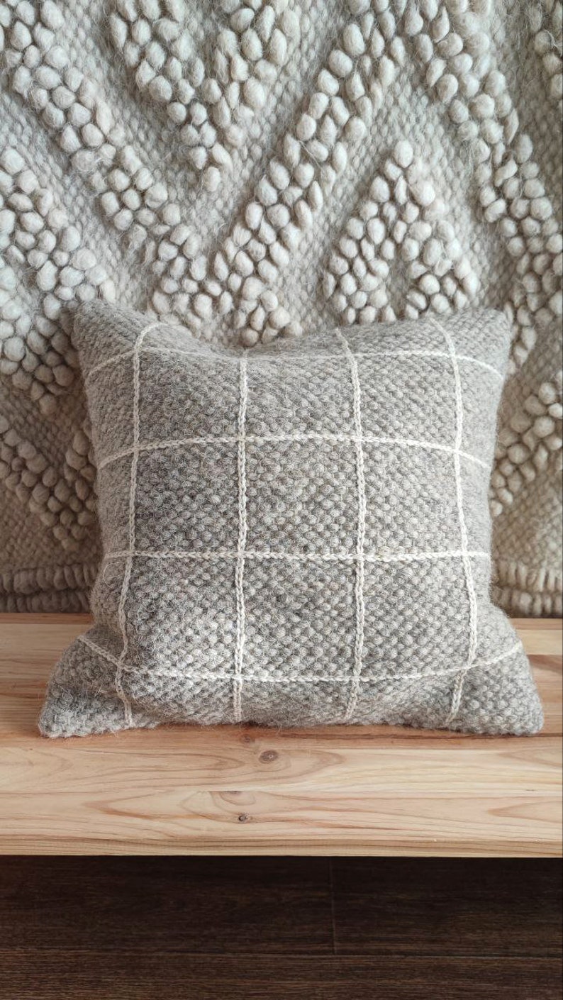 Handwoven Gray Wool Throw pillow. Created from authentic ukrainian carpathian wool. 100% sheeps wool scandy style. Grey cushion zdjęcie 2