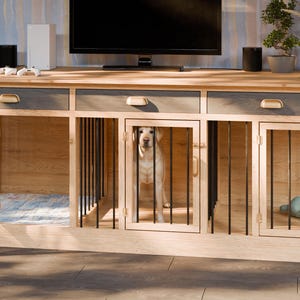Peut inclure: Un chenil en bois clair avec trois compartiments, chacun avec une porte et des barres noires verticales. Un chien est à l'intérieur du compartiment central. Le chenil fait partie d'un meuble TV plus grand avec des tiroirs.