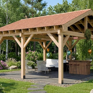 Peut inclure: Un gazebo en bois avec un toit en tuiles rouges, situé dans un jardin verdoyant. La structure comprend un coin bar avec des tabourets, un canapé blanc et des ballons décoratifs. Le mot "BAR" est visible sur une enseigne.