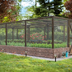 Può includere: Una gabbia da giardino in legno marrone con un recinto in rete metallica. La gabbia ha una porta in legno e una cornice in legno. La gabbia è circondata da erba verde e piante.