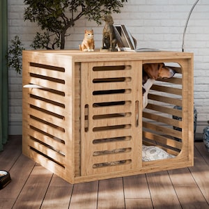 Könnte beinhalten: Eine Hundebox aus Holz mit Schiebetür und Lamellendesign. Ein Beagle befindet sich in der Box und ruht sich auf einem Kissen aus. Die Box befindet sich in einem Raum mit Holzböden, einer dekorativen Vase und einem Hundenapf.