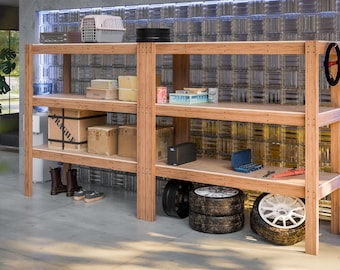 Puede incluir: Una estantería de madera con cuatro estantes, llena de diversos artículos, incluyendo cajas, una jaula para mascotas, un altavoz y neumáticos. Las estanterías están contra una pared hecha de bloques de vidrio.