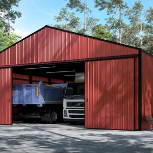 Puede incluir: Un gran cobertizo de metal rojo con un borde negro y un exterior de metal corrugado. Las puertas del cobertizo están abiertas, revelando un camión volquete azul y un camión blanco en el interior. Una pequeña furgoneta blanca está aparcada afuera.