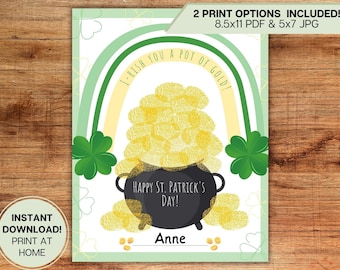 Può includere: Carta stampabile per il giorno di San Patrizio con un arcobaleno, un pentolone d'oro e trifogli. La carta dice "I-rish you a pot of gold!" e "Happy St. Patrick's Day!" con uno spazio per scrivere un nome.
