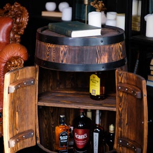 Fassbar aus Holz with LED Rollen, Barschrank, Weinregal Fass | Spirituosenschrank Rustikale Hausbar | Mobiler Barwagen | Geschenk für Männer image 7
