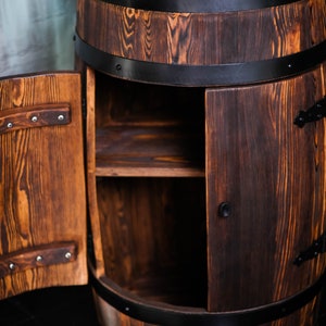 Fassbar aus Holz with LED Rollen, Barschrank, Weinregal Fass | Spirituosenschrank Rustikale Hausbar | Mobiler Barwagen | Geschenk für Männer image 5