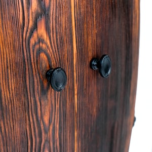 Fassbar aus Holz with LED Rollen, Barschrank, Weinregal Fass | Spirituosenschrank Rustikale Hausbar | Mobiler Barwagen | Geschenk für Männer image 11