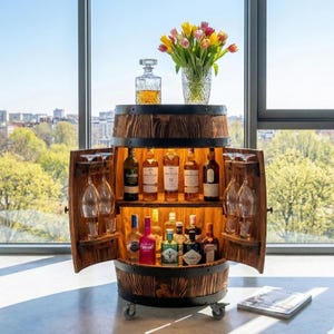 Mueble rústico móvil para licores con ruedas, luces LED y soporte para vasos, barra de whisky artesanal, barra de madera para el hogar, regalo para hombres.