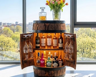 Armadio per liquori in fusto di legno fatto a mano con finitura spazzolata, supporto per bicchieri e illuminazione LED opzionale.