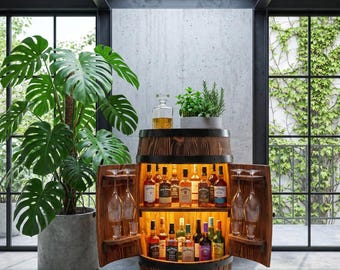 Armadio per liquori in fusto di legno fatto a mano con finitura spazzolata, supporto per bicchieri e illuminazione LED opzionale.
