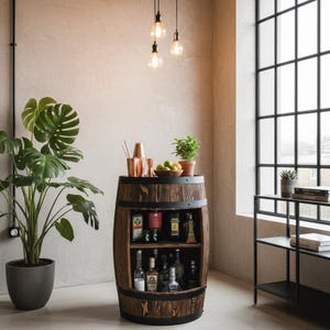 Può includere: Un mobile bar a botte in legno rustico con fasce in metallo nero, pieno di bottiglie di liquore. La parte superiore del bar contiene utensili da bar in rame, frutta e piante in vaso. Una grande pianta in vaso e una finestra sono sullo sfondo.