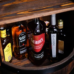 Fassbar aus Holz with LED Rollen, Barschrank, Weinregal Fass | Spirituosenschrank Rustikale Hausbar | Mobiler Barwagen | Geschenk für Männer image 8