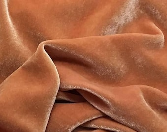 Tela de terciopelo de seda teñida a mano en color melocotón: material de alta costura