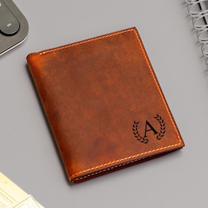 Cartera de cuero para hombre, regalo del Día del Padre, billetera vintage triple, billetera personalizada grabada, billetera minimalista de cuero.