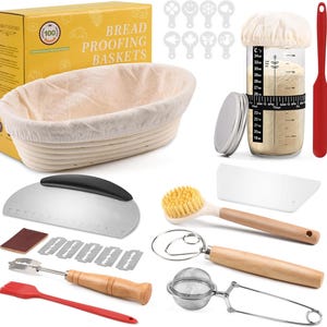 Op de afbeelding: Een broodrijsmandset met diverse bakgereedschappen. Inclusief een bannetonmand, een glazen pot met maten, een rode spatel, een deegschraper, een borstel, een garde, een zeef en een mes met mesjes. Ook decoratieve sjablonen.