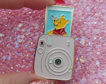 Enamel pin Winnie the Pooh Polaroid camera picture - Disney Inspired