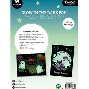 Puede incluir: Hojas de papel de aluminio que brillan en la oscuridad para manualidades. El paquete incluye 5 hojas, cada una de 14,8 x 21,0 cm. El papel de aluminio es adhesivo y se puede usar en superficies lisas. El paquete presenta diseños de Halloween.