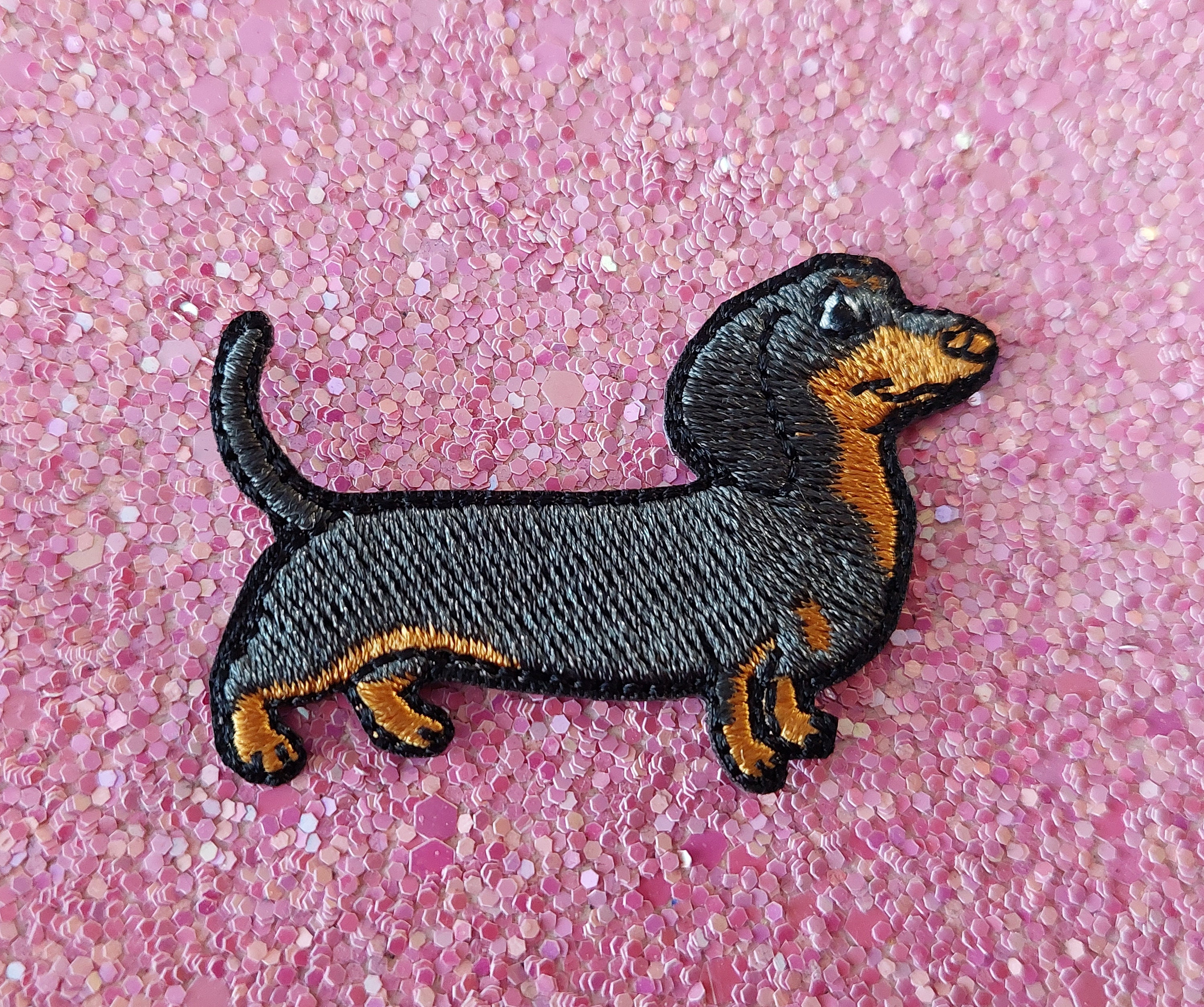 アイロン接着ワッペン ダックスフンド - 犬のエンブレム - ダックス