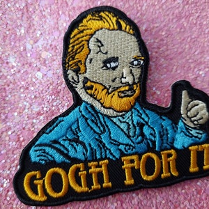 Op de afbeelding: Geborduurde patch met een gestileerde afbeelding van Vincent van Gogh met een duim omhoog. De patch heeft een zwarte rand en de tekst "GOGH FOR IT" in het geel. Van Gogh wordt afgebeeld met geel haar en baard en een blauwe jas.