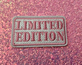 Toppa termoadesiva in edizione limitata - emblema con testo