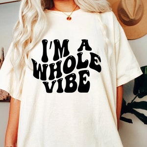 Eu sou uma vibe inteira PNG + SVG, DOWNLOAD digital, letras de onda, igualdade svg, seja gentil png, espalhe amor, retrô, inspirador png citação de amor positiva
