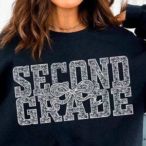 Tweedegraads kanten flirtstrik PNG/2e leerjaar leraar/Terug naar school png/eerste schooldag png/1e leerjaar Team/Trendy College Varsity Design