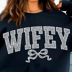 Wifey White Lace png, strik png, huwelijksreis digitaal, trouwshirtontwerp, bruiloft meisjesfeest, vrijgezellenpaar mevrouw verloofde