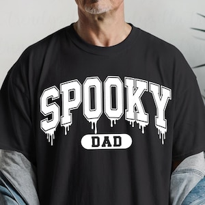 Papá espeluznante Svg/texto universitario arqueado/Feliz Halloween universitario/Fuente de Jersey/Vibraciones espeluznantes svg/Universidad arqueada Svg/Universidad espeluznante/goteando sangre