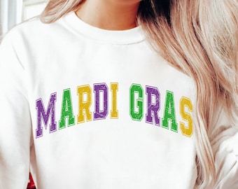 Op de afbeelding: Wit sweatshirt met de tekst "Mardi Gras" in paarse, groene en gele letters.