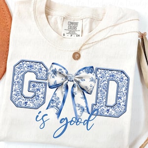 Dios es bueno, chinoiserie azul PNG, lazo coqueto PNG, flores religiosas digitales, clipart imprimible, letras de Toile College, diseño de camiseta de fe