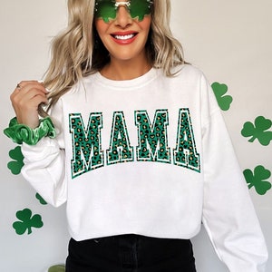 Mama Leopard Varsity PNG/Lucky Mama png/Jersey Font/Presente de Dia das Mães/Super Mãe/Arched Cheetah college Png/Design de sublimação transparente.