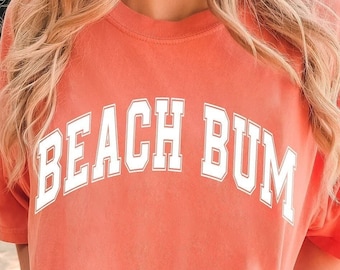 Beach Bum Varsity SVG PNG: Solkysst sommardesign (digital fil)