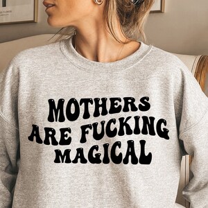 Mães são mágicas PNG, DOWNLOAD digital, Wavy Stacked png, boho descolado, seja gentil, espalhe amor, citação de amor positiva inspiradora retrô
