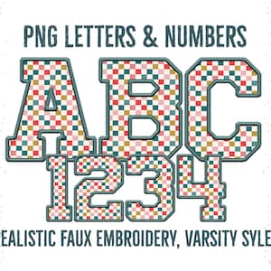 Op de afbeelding: PNG-letters en -cijfers in een varsity-stijl lettertype met een rood-wit-groen geruit patroon. De tekst luidt "ABC 1234" en "REALISTISCHE FAUX-BORDUURSEL, VARSITY-STIJL".