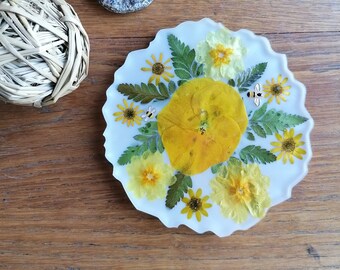 Coaster/bottle/mug, candle/vase holder, round serrated shape, handmade in epoxy resin with natural dried flowers.