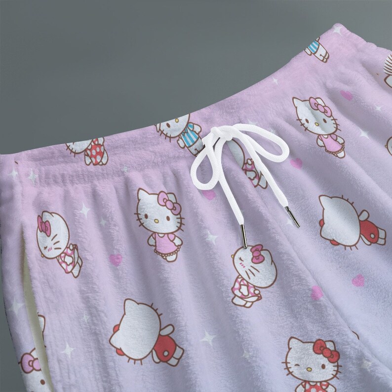 Hello Kitty und der liebe Daniel Damen Plüsch-Pyjama-Shorts Bild 3