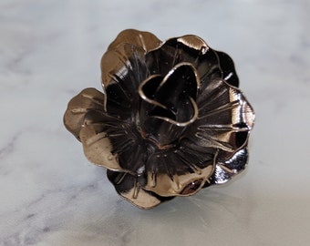 Alfinete de lapela com flor de metal