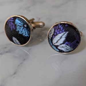 Boutons de manchette floraux violets et bleus