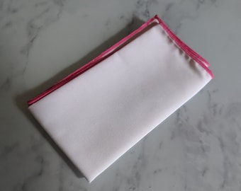 Cuadrado de bolsillo blanco con tubería rosa