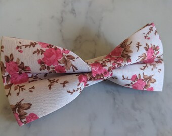 Pajarita de patrón floral blanco y rosa