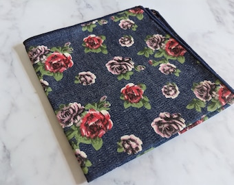 Può includere: Un fazzoletto da taschino blu scuro con un motivo floreale con rose rosse, rosa e bianche su uno sfondo blu scuro.
