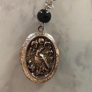 Colar com Pingente de Corvo e Lua Tripla: Joias Góticas Wicca