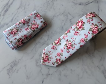 Lichtblauwe florale stropdas en bijpassend zakvierkant