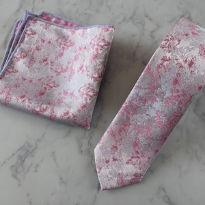 Moderne Rosa Krawatte und passendes Taschenquadrat