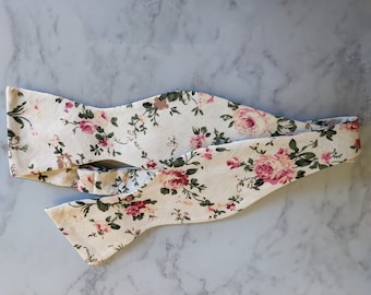 Pajarita floral crema (autoatar)