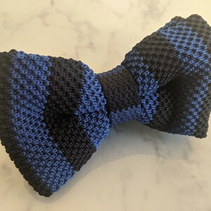 Blauwe en zwarte gebreide vlinderdas