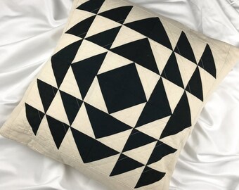 Patchwork Kissenbezug mit geometrischem Dreiecks Muster, schwarz weiß, gequilted, Boho, Minimalistisch