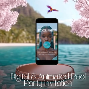 Op de afbeelding: Een smartphone toont een "Pool Party" uitnodiging met een vrouw die een bel blaast. De telefoon staat op een roségouden platform, met een papegaai en bloemelementen op de achtergrond. Tekst luidt "Digital & Animated Pool Party invitation."