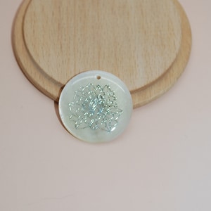 Silver lotus pendant in mother-of-pearl 30mm, Silver mandala pendant in mother-of-pearl 30mm for jewelry creation